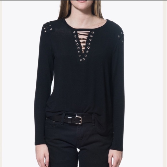 𝗚𝗲𝗻𝗲𝗿𝗮𝘁𝗶𝗼𝗻 𝗟𝗼𝘃𝗲 Vivi Tie Up Long Sleeve - Picture 4 of 10